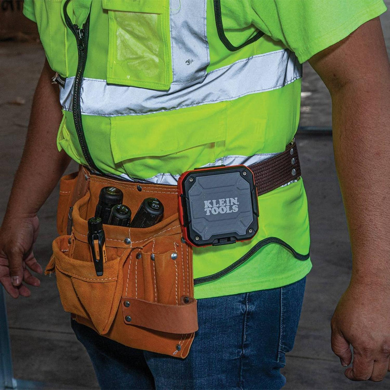 Bocina Recargable Bluetooth Correa Iman Aepjs2 Klein Tools