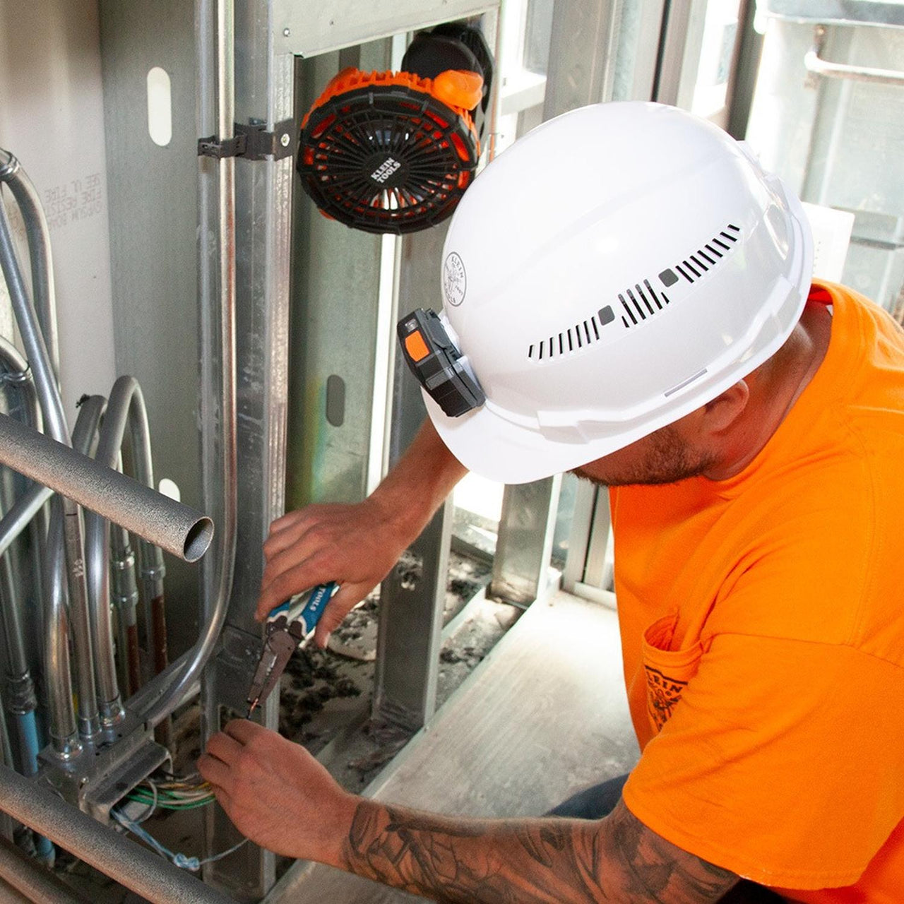 Ventilador Personal Recargable Gira 360 Grados PJSFM1 Klein Tools